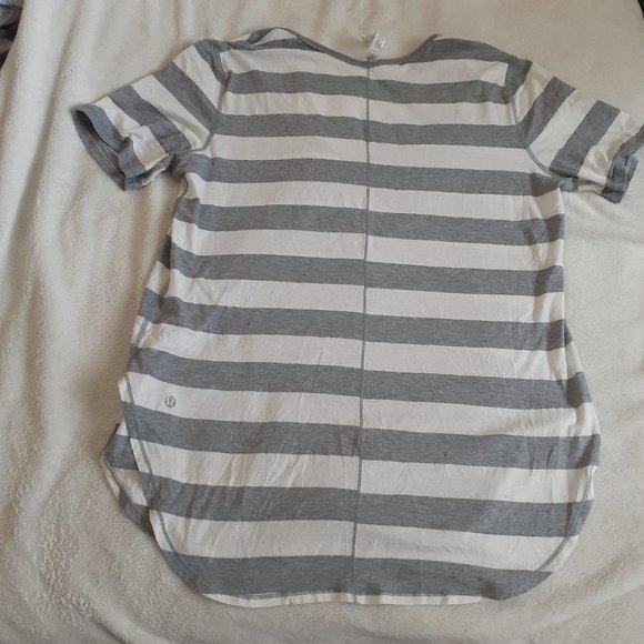 Lululemon Women's Size 12 Yogini 5 Year Short Sleeve Gray White Stripe Shirt - Picture 6 of 9